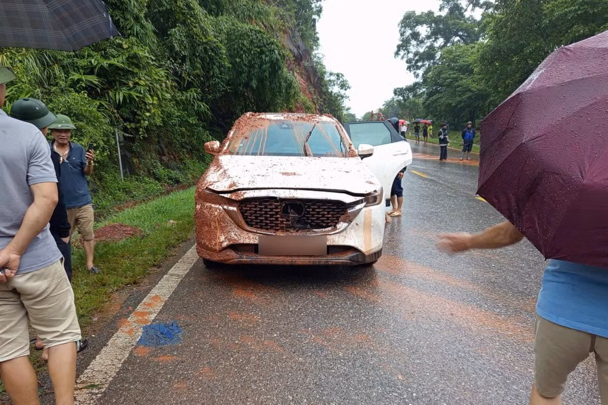 Những xe gặp nạn được đưa ra khỏi hiện trường.