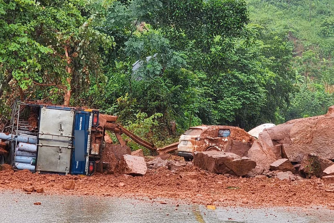 Tại hiện trường, những tảng đá lớn vùi lấp hết phần mặt đường, các phương tiện bị hư hỏng, lật nghiêng không thể di chuyển.