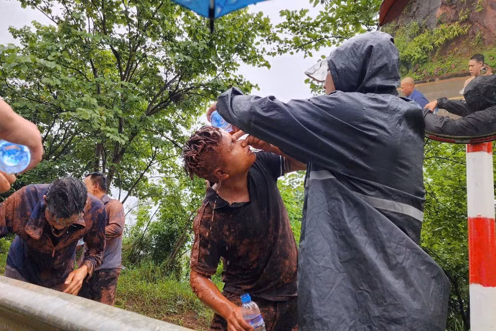 Những người gặp nạn bị bùn đất dính lên khắp cơ thể.