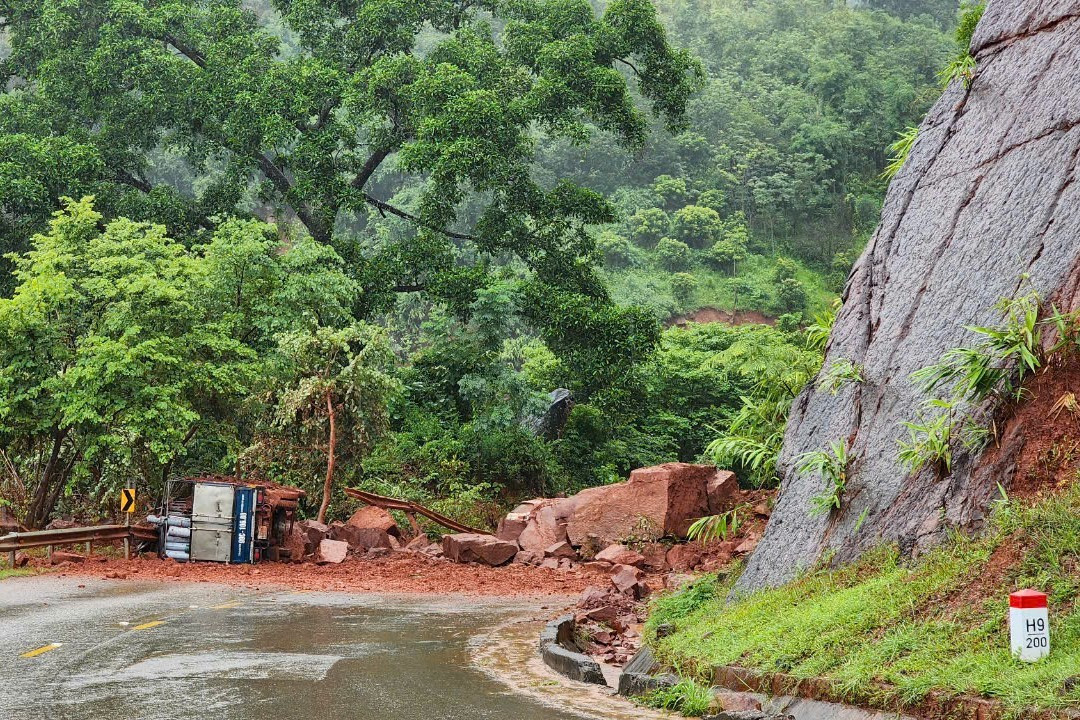 Theo đó, vào lúc 14h20, ngày 22/9, một vụ sạt lở taluy dương xảy ra tại Km200+950 Quốc lộ 6, đoạn qua xã Chiềng Hắc, huyện Mộc Châu.