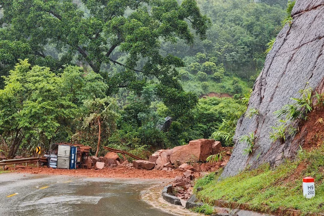Theo đó, vào lúc 14h20, ngày 22/9, một vụ sạt lở taluy dương xảy ra tại Km200+950 Quốc lộ 6, đoạn qua xã Chiềng Hắc, huyện Mộc Châu.