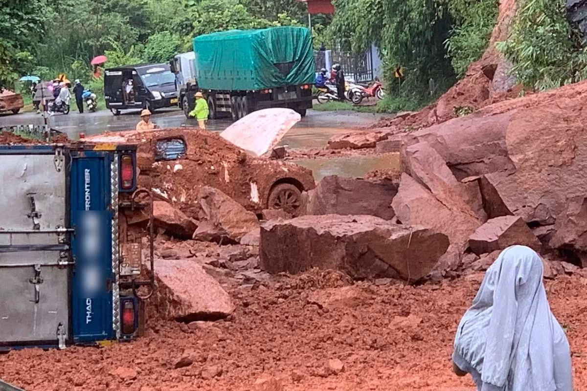 Do khối lượng đất đá sạt lở lớn và mưa to đã khiến giao thông qua khu vực này ùn tắc.