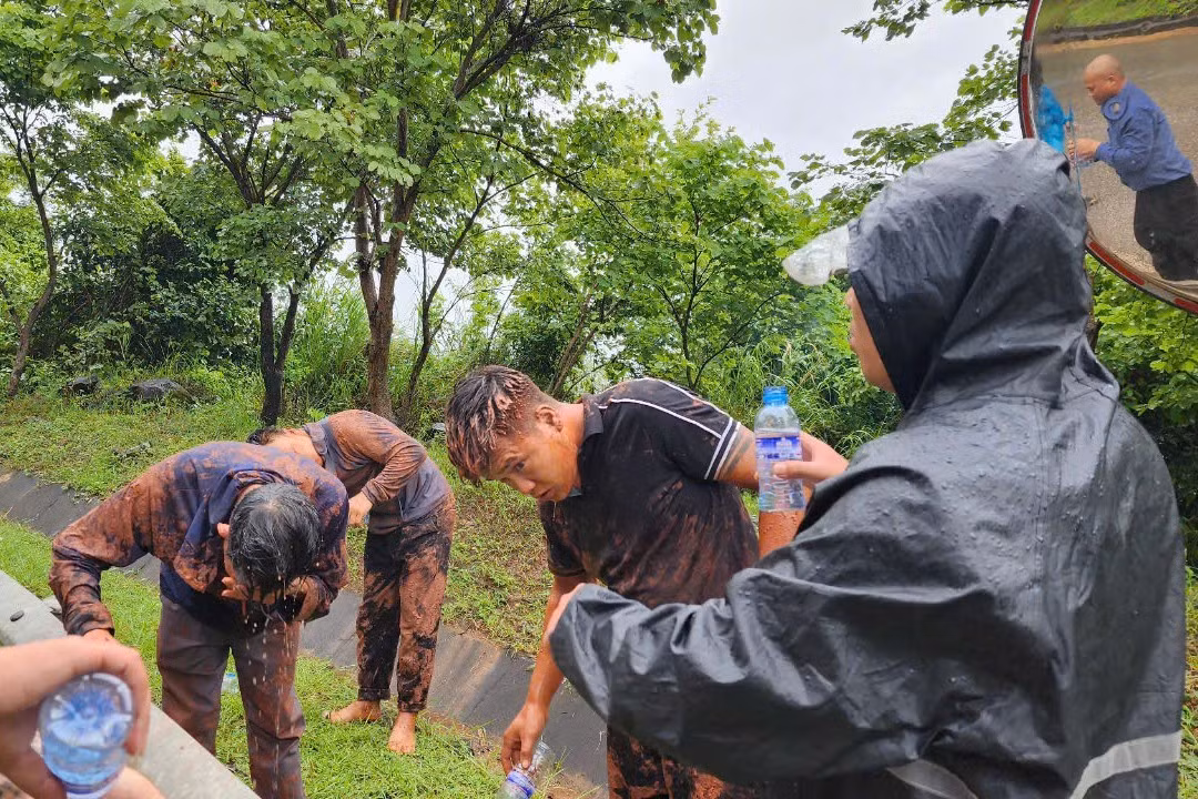 Hậu quả, 8 người trong 2 xe ô tô bị thương nhẹ.