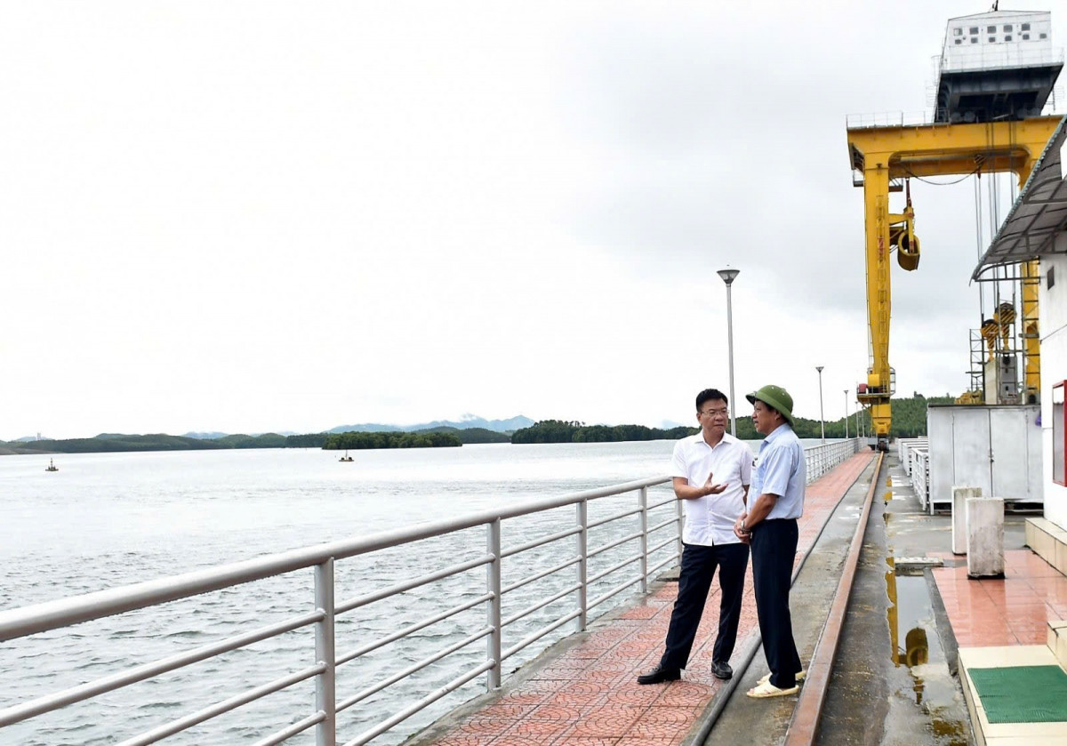Phó Thủ tướng Lê Thành Long kiểm tra tình hình hồ thủy điện Thác Bà Pho Thu tuong Le Thanh Long kiem tra tinh hinh ho thuy dien Thac Ba