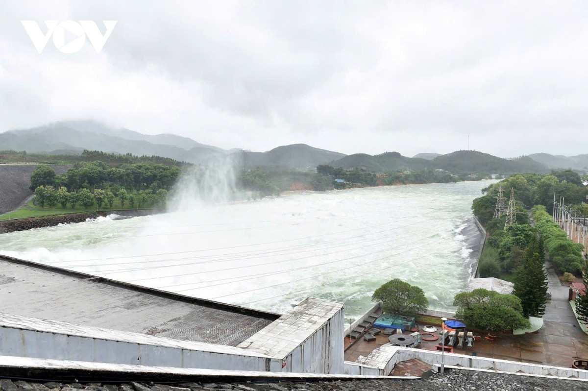 Phó Thủ tướng Lê Thành Long kiểm tra tình hình hồ thủy điện Thác Bà - Hình 3 Pho Thu tuong Le Thanh Long kiem tra tinh hinh ho thuy dien Thac Ba-Hinh-3