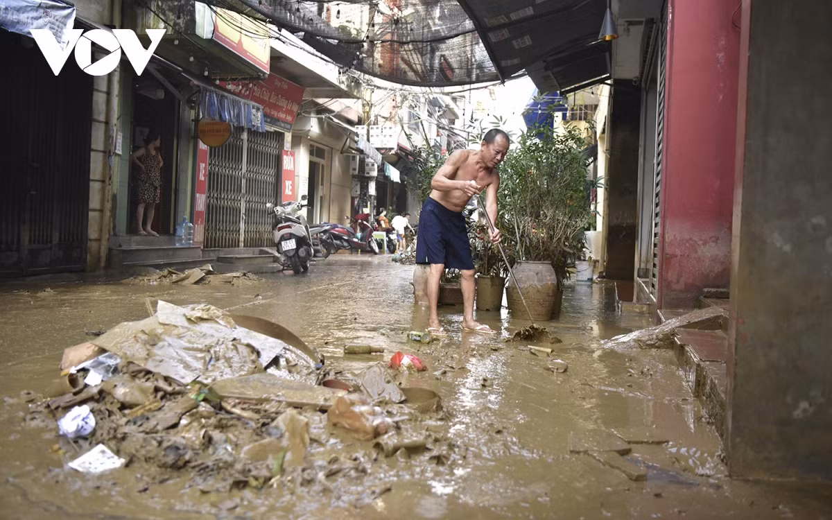 Người dân cho biết, đêm qua nước tại đây rút nhanh, từ 3h sáng, một số hộ đã dậy và quét dọn nhà cửa, kê lại đồ đạc, sớm ổn định cuộc sống.