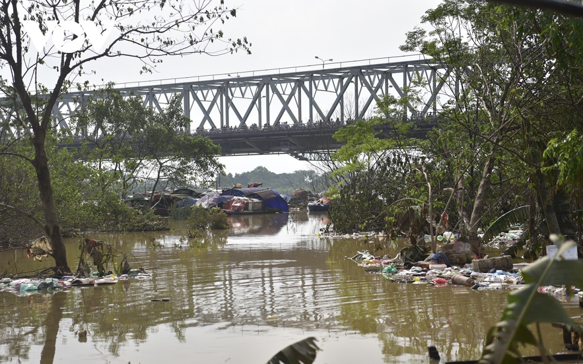 Nhiều ngõ phố chìm ngập trong bùn đất, tại ven sông, rác thải từ khắp nơi đổ về tạo thành một biển rác.