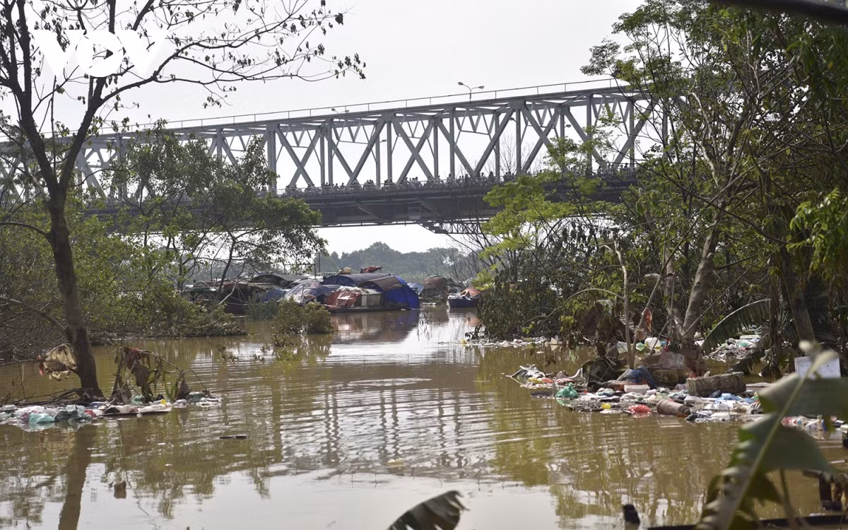 Nhiều ngõ phố chìm ngập trong bùn đất, tại ven sông, rác thải từ khắp nơi đổ về tạo thành một biển rác.