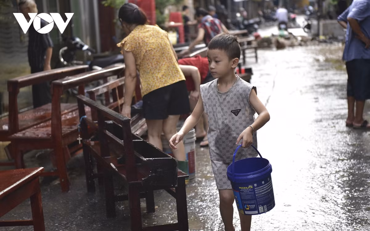 Các em nhỏ cũng hăng hái giúp đỡ cha mẹ dọn dẹp.