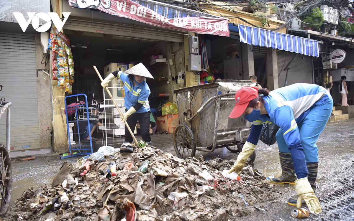 Ngay từ sáng sớm, các nhân viên vệ sinh môi trường đã có mặt để hỗ trợ bà con vùng lũ dọn dẹp rác thải.