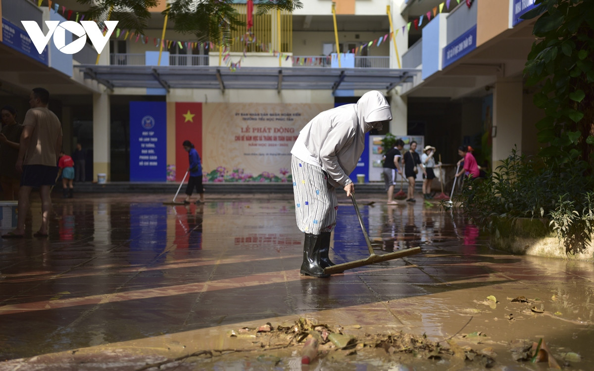 “UBND phường sẽ thuê các đơn vị cắt gọn cây cho thoát rác thải mắc vào đó. Dọn dẹp vệ sinh xong, Chủ tịch UBND quận chỉ đạo trực tiếp phun khử khuẩn toàn bộ khu vực địa bàn phường Phúc Tân và Chương Dương, đặc biệt khu vực ven sông Hồng để tránh dịch bệnh phát sinh”, ông Nguyễn Thành Công cho hay.