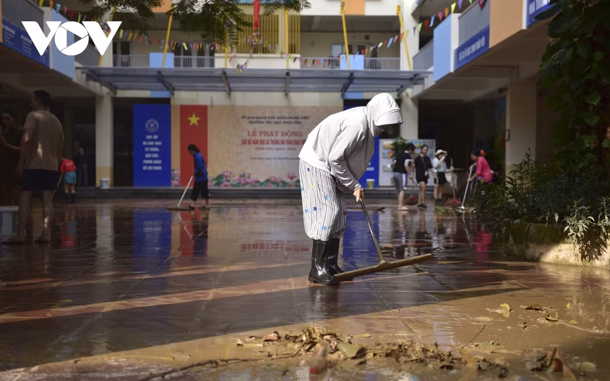 “UBND phường sẽ thuê các đơn vị cắt gọn cây cho thoát rác thải mắc vào đó. Dọn dẹp vệ sinh xong, Chủ tịch UBND quận chỉ đạo trực tiếp phun khử khuẩn toàn bộ khu vực địa bàn phường Phúc Tân và Chương Dương, đặc biệt khu vực ven sông Hồng để tránh dịch bệnh phát sinh”, ông Nguyễn Thành Công cho hay.