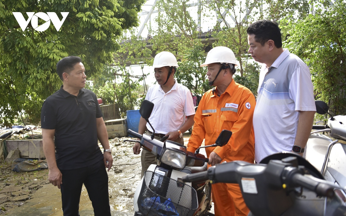 Đại diện ngành điện lực cho biết, trong ngày hôm nay, nhiều khu vực bị ngập trong phường cũng được cấp điện, cấp nước trở lại.