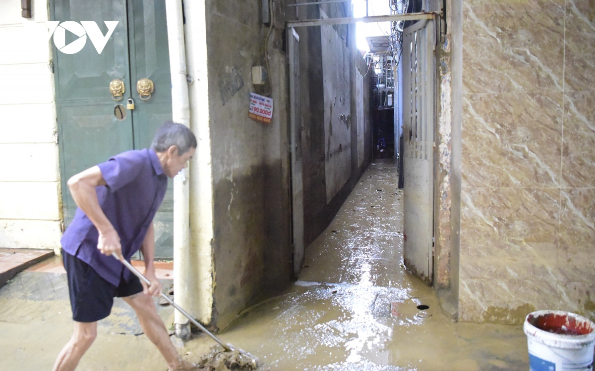 “Sáng nay, người dân đã thức dậy từ 3h sáng để dọn dẹp. Người dân trong phường rất đoàn kết, hỗ trợ giúp đỡ nhau dọn dẹp với tinh thần tương thân tương ái. Sau khi vệ sinh xong, chúng tôi sẽ đề nghị cơ quan chức năng cấp hóa chất để khử trùng, đồng thời vận động bà con tẩy uế toàn bộ, tổng vệ sinh, tránh các bệnh truyền nhiễm như sốt xuất huyết”, ông Thanh nói.