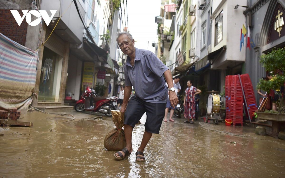 Ông Trần Văn Thanh, Tổ trưởng tổ 3, phường Phúc Tân (Hoàn Kiếm, Hà Nội) cho biết, công tác vệ sinh sau lũ đã được người dân trong phường triển khai sớm, nước rút đến đâu vệ sinh đến đó. Phù sa nhiều nếu không vệ sinh ngay thì sẽ ngập ngụa và khô cứng khó làm sạch, vì vậy chúng tôi đã vận động bà con dọn dẹp ngay sau khi lũ rút. Bà con rất nhiệt tình hưởng ứng và tích cực vệ sinh dọn dẹp để làm sao tránh được ô nhiễm môi trường, tránh gây bệnh.