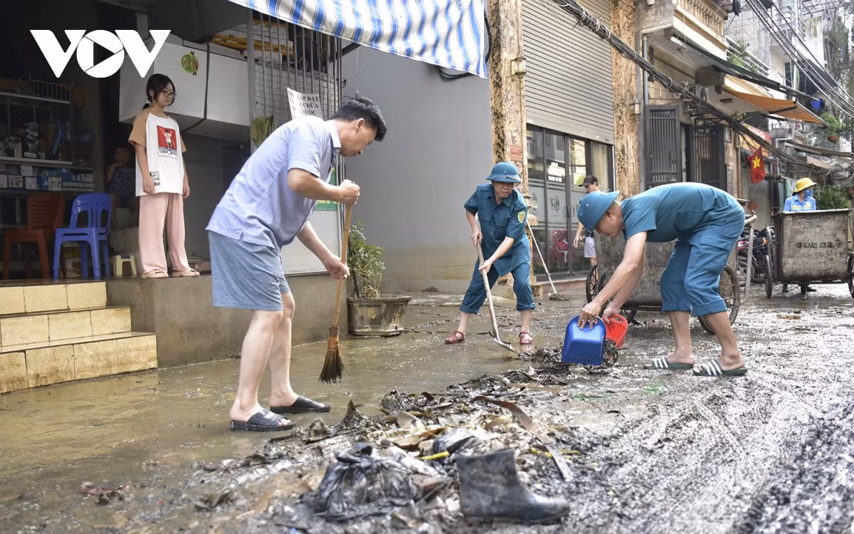 Lực lượng dân quân tự vệ tại địa phương nhiệt tình giúp bà con dọn dẹp để sớm ổn định cuộc sống.