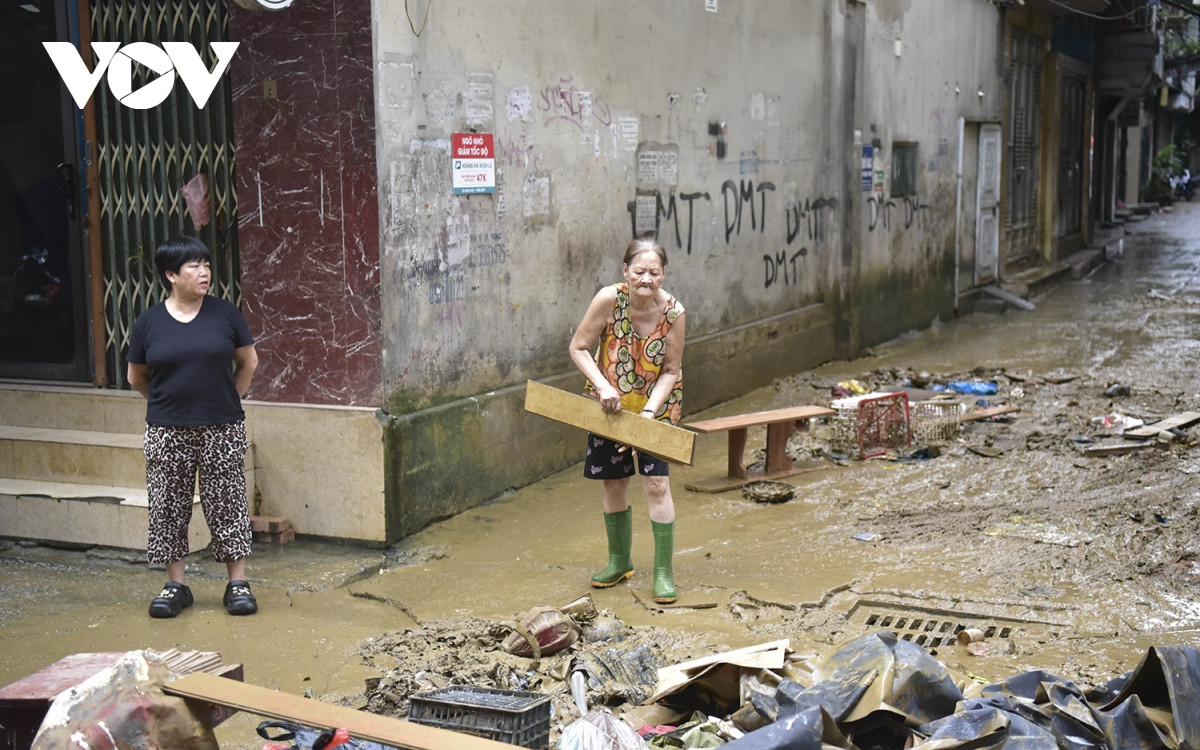 Sáng nay (13/9), trời bắt đầu hửng nắng, người dân tất bật bắt tay vệ sinh nhà cửa, tát nước ra khỏi nhà.