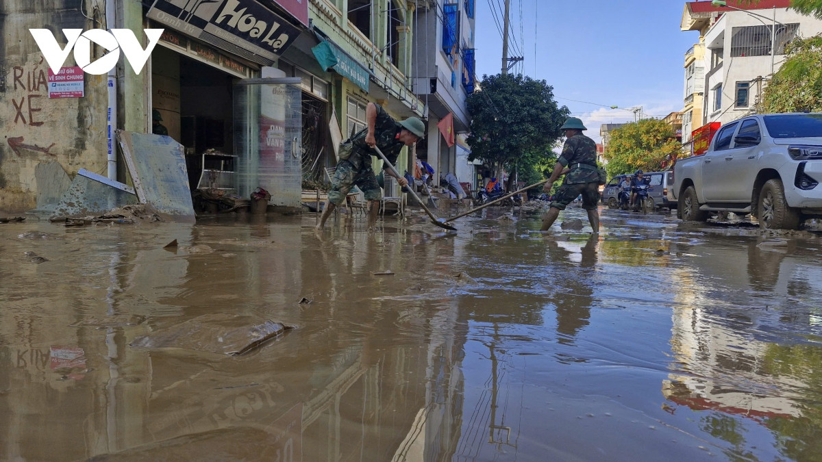Nhưng với lượng rác, bùn đất lớn, khu vực ngập lụt diện rộng, nhiều khu vực vẫn cắt nước, mất điện nên việc dọn dẹp và trở lại cuộc sống bình thường của người dân dự kiến phải mất cả tuần.