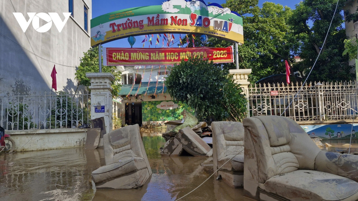 Trường Mầm non Sao Mai, thành phố Yên Bái vừa khai giảng năm học mới đã bị bùn đất nhấn chìm