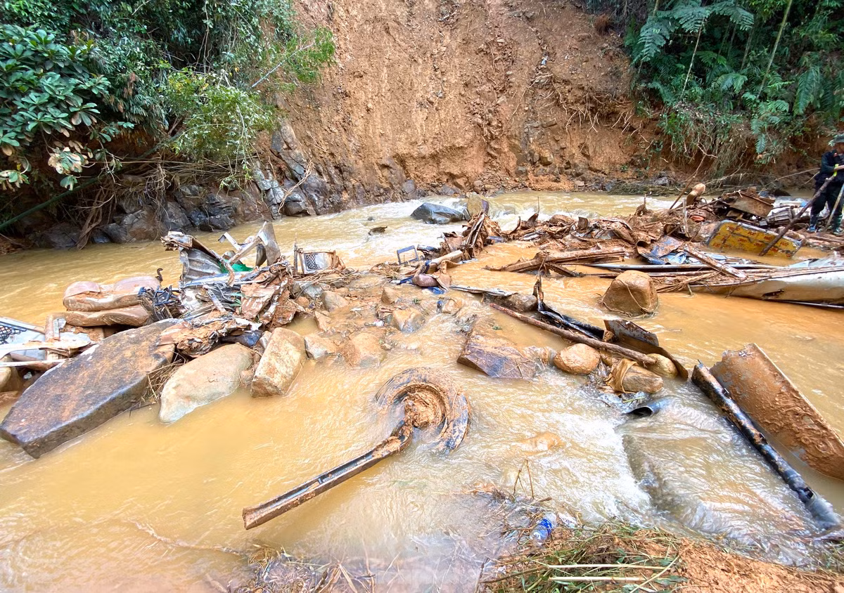 Sau khi bị cuốn xuống suối, chiếc xe khách bị trôi dạt cách hiện trường ban đầu khoảng 1km. Lúc tìm thấy chiếc xe khách, cơ quan chức năng đã tìm thấy hơn 20 hành khách tử vong quanh vị trí phát hiện xe khách.