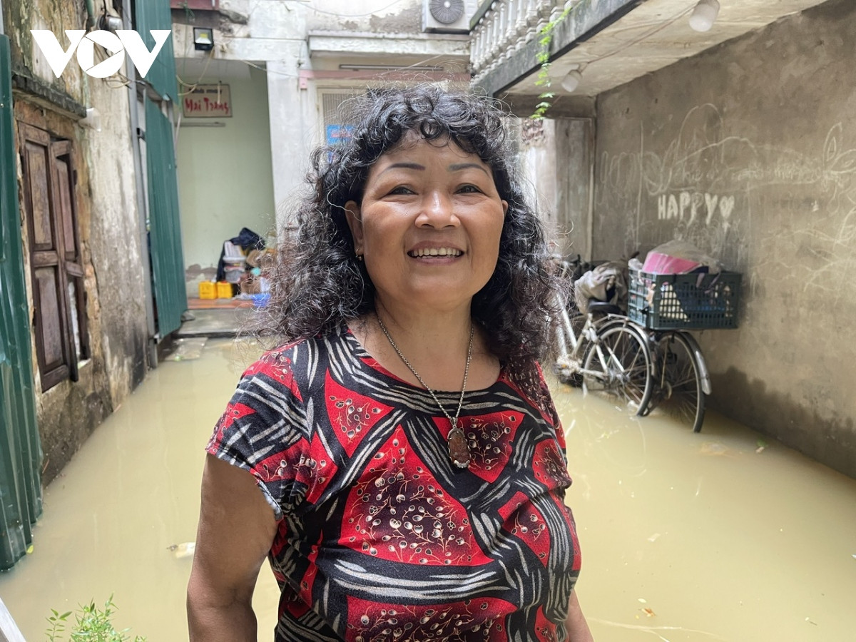 Bà Lê Thúy Lạn, người dân ở phố Hồng Hà cho biết, mặc dù nền nhà bà khá cao nhưng do nước lên nhanh nên ngập cả vào nhà. Mất điện 2 ngày nay, gia đình bà không thể nấu nướng, chỉ ăn bánh mì và xôi cho qua bữa: “Cuộc sống khá vất vả nhưng chúng tôi vẫn cố gắng vượt qua vì so với những gia đình bị thiệt hại trong bão lũ vừa qua, tôi thấy mình vẫn may mắn hơn nhiều”.