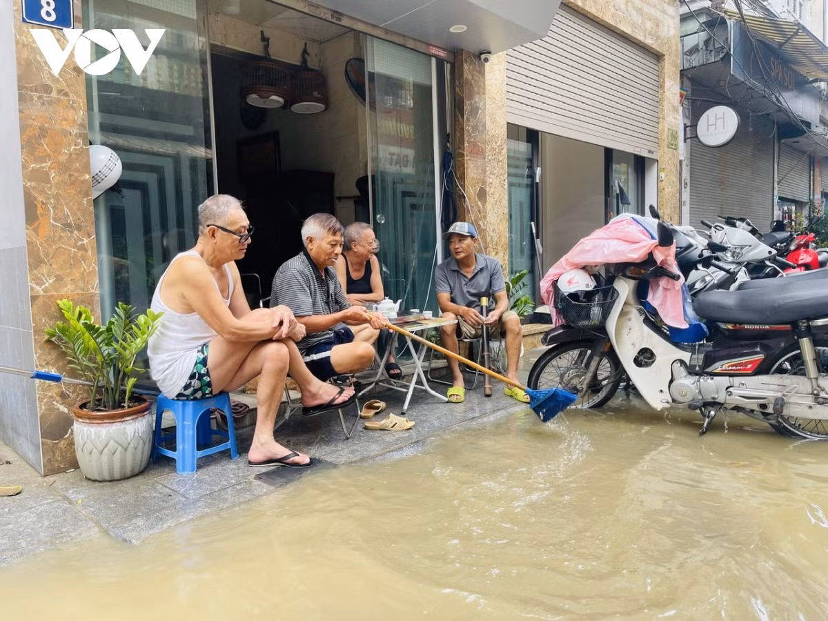 Xung quanh là nước, mất điện, mất nước, khiến cuộc sống của người dân tại đây bị đảo lộn.