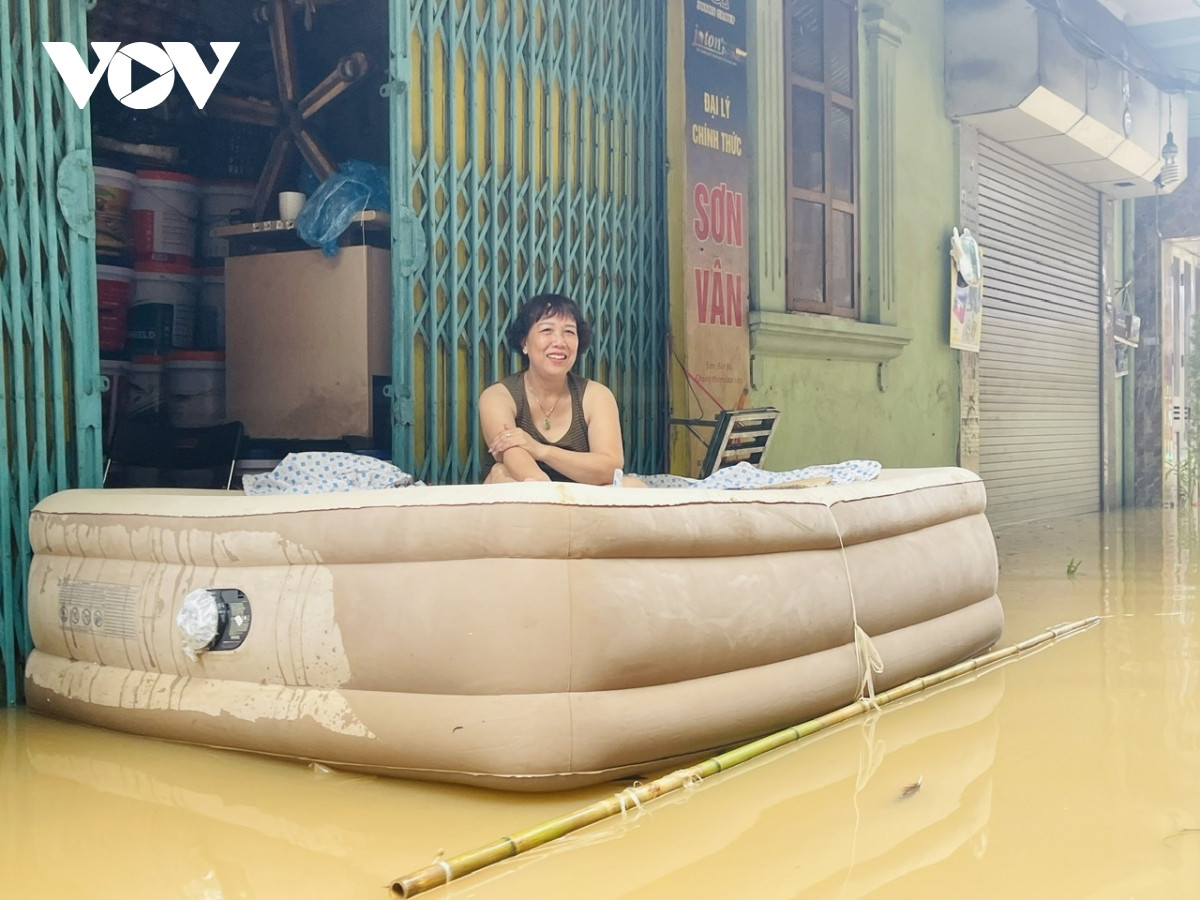 Đây không phải là lần đầu tiên khu vực này bị ngập nên người dân nơi đây không cảm thấy quá lúng túng hay bị động khi phải đối mặt với thực tế này.