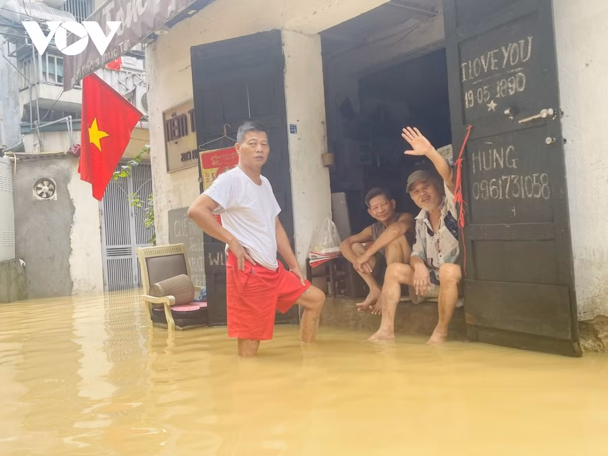 So với ngày hôm qua, hôm nay, nước đã rút dần nhưng rất chậm.