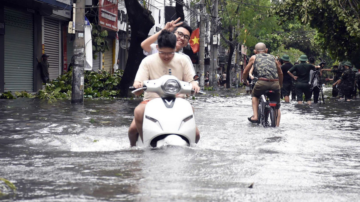 Ghi nhận trên phố Lê Lợi (quận Ngô Quyền), mưa ngập khoảng 40cm khiến việc di chuyển của người dân gặp nhiều khó khăn.