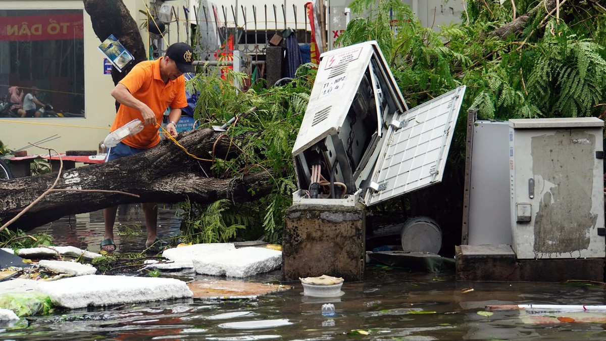 Thông tin từ ngành điện lực Hải Phòng, bão số 3 khiến nhiều trạm, đường truyền tải điện bị ảnh hưởng, hư hỏng dẫn đến nhiều khu vực trên địa bàn thành phố bị mất điện. Tính đến chiều 8/9, khoảng 70% khách hàng bị mất điện được cấp trở lại.