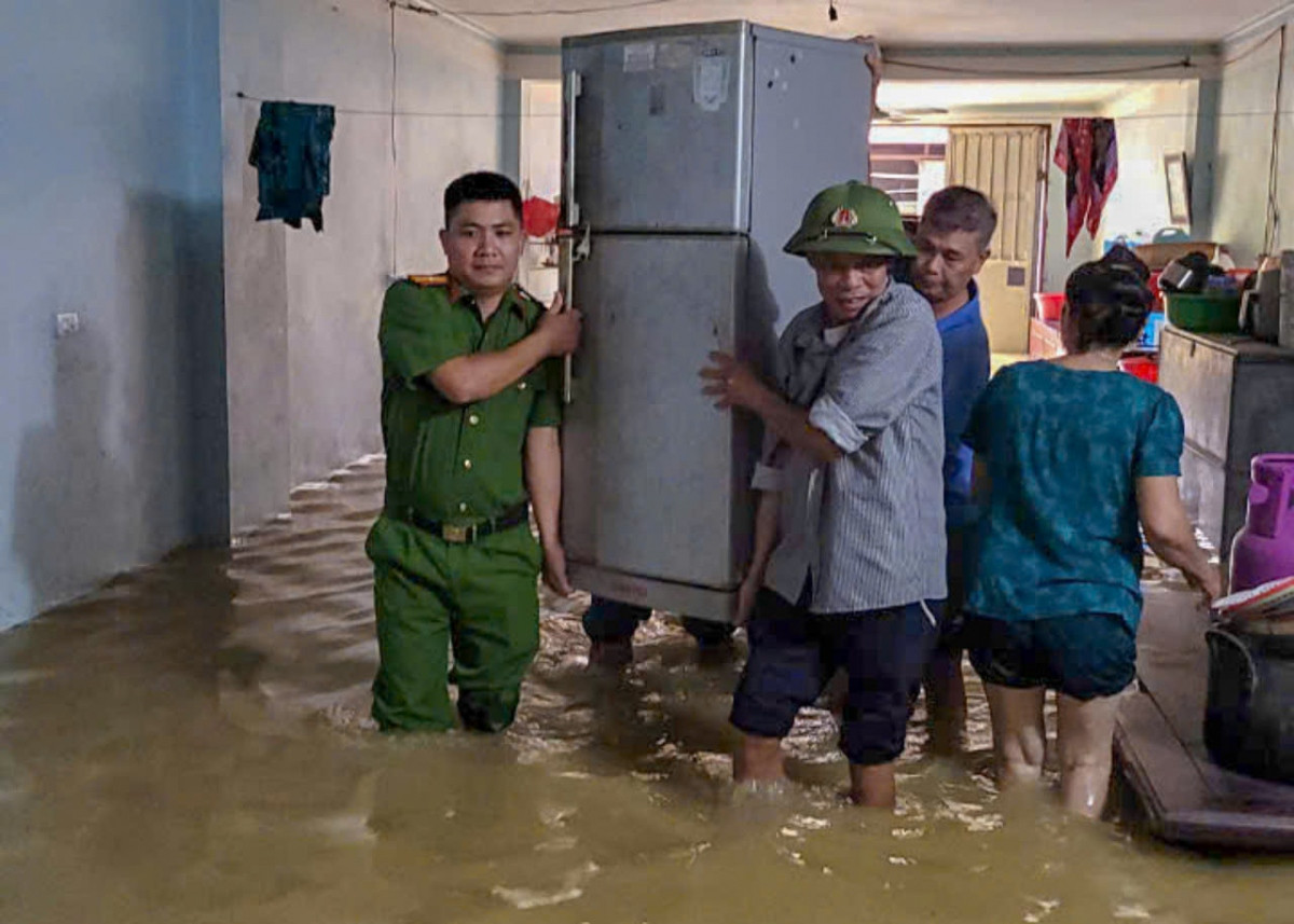 Công an thị xã Việt Yên hỗ trợ người dân sơ tán đến nơi an toàn