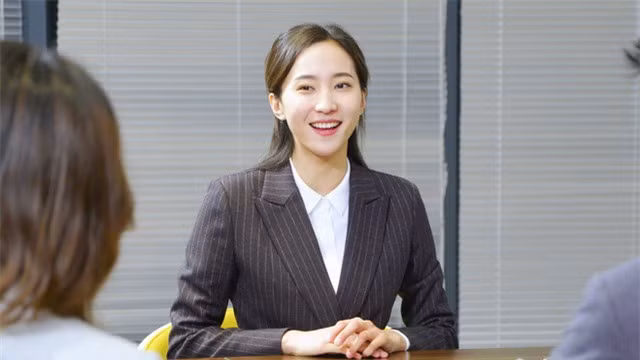 Gặp bạn cũ làm sếp ở công ty mới, sốc vẻ lạnh lùng của bạn Gap ban cu lam sep o cong ty moi, soc ve lanh lung cua ban