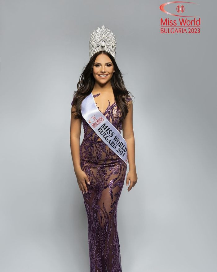 Theo thông tin của ban tổ chức, người đẹp Ivana Sabeva là đại diện Bulgaria tại cuộc thi Miss World lần thứ 71 diễn ra ở Ấn Độ từ ngày 18/2 đến 9/3.