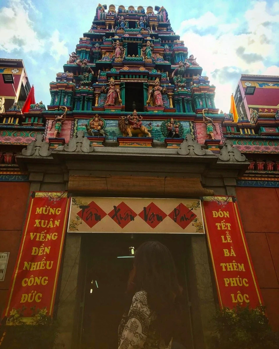 Chùa Bà Ấn Độ: Chùa Bà Ấn Độ là một ngôi đền Hindu giáo của người gốc Ấn, thờ vị thần Mariamman. Tương truyền rằng chính nữ thần Mariamman đã mang lại mùa màng bội thu, đất đai màu mỡ, sức khỏe cho người dân, dồi dào, hôn nhân suôn sẻ, con cháu đông vui. Vào những ngày đầu xuân năm mới, ngôi đền này tấp nập người ghé thăm, đặc biệt là giới trẻ đến cầu duyên. Ảnh: Nhung.lio.