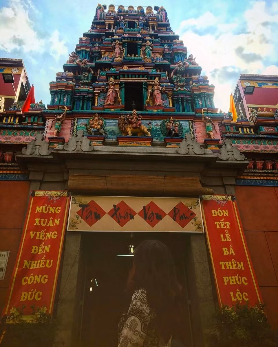 Chùa Bà Ấn Độ: Chùa Bà Ấn Độ là một ngôi đền Hindu giáo của người gốc Ấn, thờ vị thần Mariamman. Tương truyền rằng chính nữ thần Mariamman đã mang lại mùa màng bội thu, đất đai màu mỡ, sức khỏe cho người dân, dồi dào, hôn nhân suôn sẻ, con cháu đông vui. Vào những ngày đầu xuân năm mới, ngôi đền này tấp nập người ghé thăm, đặc biệt là giới trẻ đến cầu duyên. Ảnh: Nhung.lio.