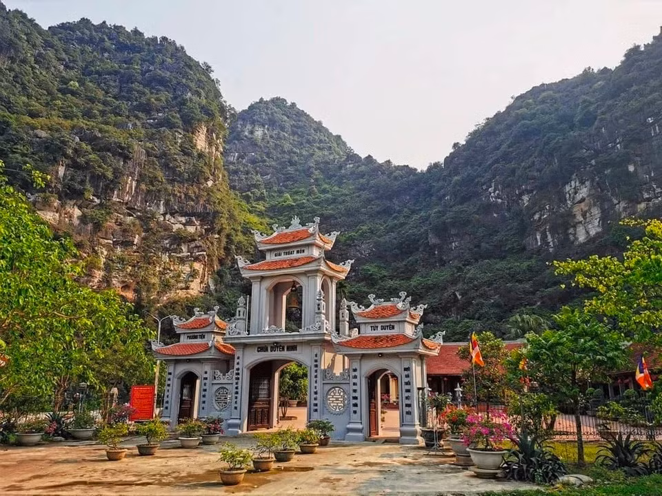 Chùa Duyên (Ninh Bình): Chùa Duyên được xây dựng từ thế kỷ X dưới thời vua Đinh Tiên Hoàng. Đây là một trong những chùa cổ thời Đinh - Lê nằm trong khuôn viên kinh thành Hoa Lư còn tồn tại đến ngày nay. Chùa Duyên cũng được liệt vào danh sách 4 chùa cầu duyên nức tiếng tại Việt Nam. Người xưa tương truyền rằng, Hoàng hậu Phất Ngân đã từng tác hợp cho nhiều cặp thành đôi và đó là lý do vì sao chùa Duyên Ninh Bình trở thành ngôi chùa cầu duyên nổi tiếng ở cố đô Hoa Lư. Ảnh: Clementbrz.