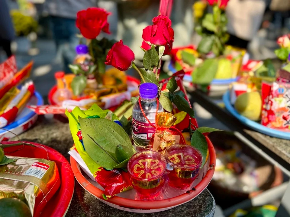 Mâm lễ cầu duyên ở chùa Hà gồm hương vàng, miếng trầu, hoa quả, bánh trái. Ngoài ra, thứ không thể thiếu là bông hoa hồng đỏ thẫm - loài hoa tượng trưng cho tình yêu. Ảnh: Trương Hiếu và Trà My.
