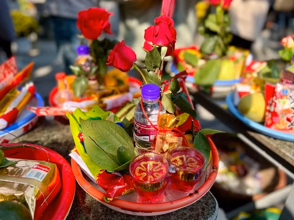 Mâm lễ cầu duyên ở chùa Hà gồm hương vàng, miếng trầu, hoa quả, bánh trái. Ngoài ra, thứ không thể thiếu là bông hoa hồng đỏ thẫm - loài hoa tượng trưng cho tình yêu. Ảnh: Trương Hiếu và Trà My.