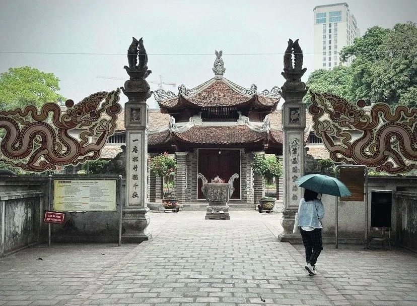  Chùa Láng (Hà Nội). Chùa Láng được xây dựng từ thời vua Lý Anh Tông, còn gọi là Chiêu Thiền Tự. Chùa là nơi thờ vị thiền sư nổi tiếng đắc đạo của Phật giáo Việt Nam - Từ Đạo Hạnh. Ngoài ra, chùa còn là một trong số những ngôi chùa lâu đời còn lưu giữ nhiều tượng Phật cổ cùng các hiện vật từ xưa. Ngôi chùa cổ kính nằm giữa lòng thủ đô được nhiều người tin tưởng là một ngôi chùa cầu duyên linh thiêng nhất đất Thăng Long. Vì thế, hàng năm vào những ngày đầu năm nhiều bạn trẻ tìm đến chùa để cầu duyên trong dịp đầu xuân năm mới. Ảnh: hoangduy0611.