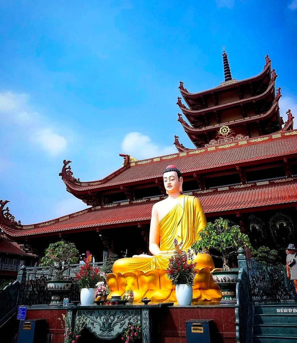 Chùa Bát Bửu Phật Đài (TP.HCM): Một trong những ngôi chùa cầu duyên nổi tiếng khác tọa lạc ở TP.HCM chính là chùa Bát Bửu Phật Đài. Ngôi chùa có lối kiến trúc đặc biệt, kiến trúc hình bát giác cao 3 m. Ngoài việc đến cầu bình an, tài lộc, may mắn, nhiều bạn trẻ tìm đến chùa để khấn vái với mong muốn sớm tìm được một nửa của mình. Ảnh: Ryan_the.stranger