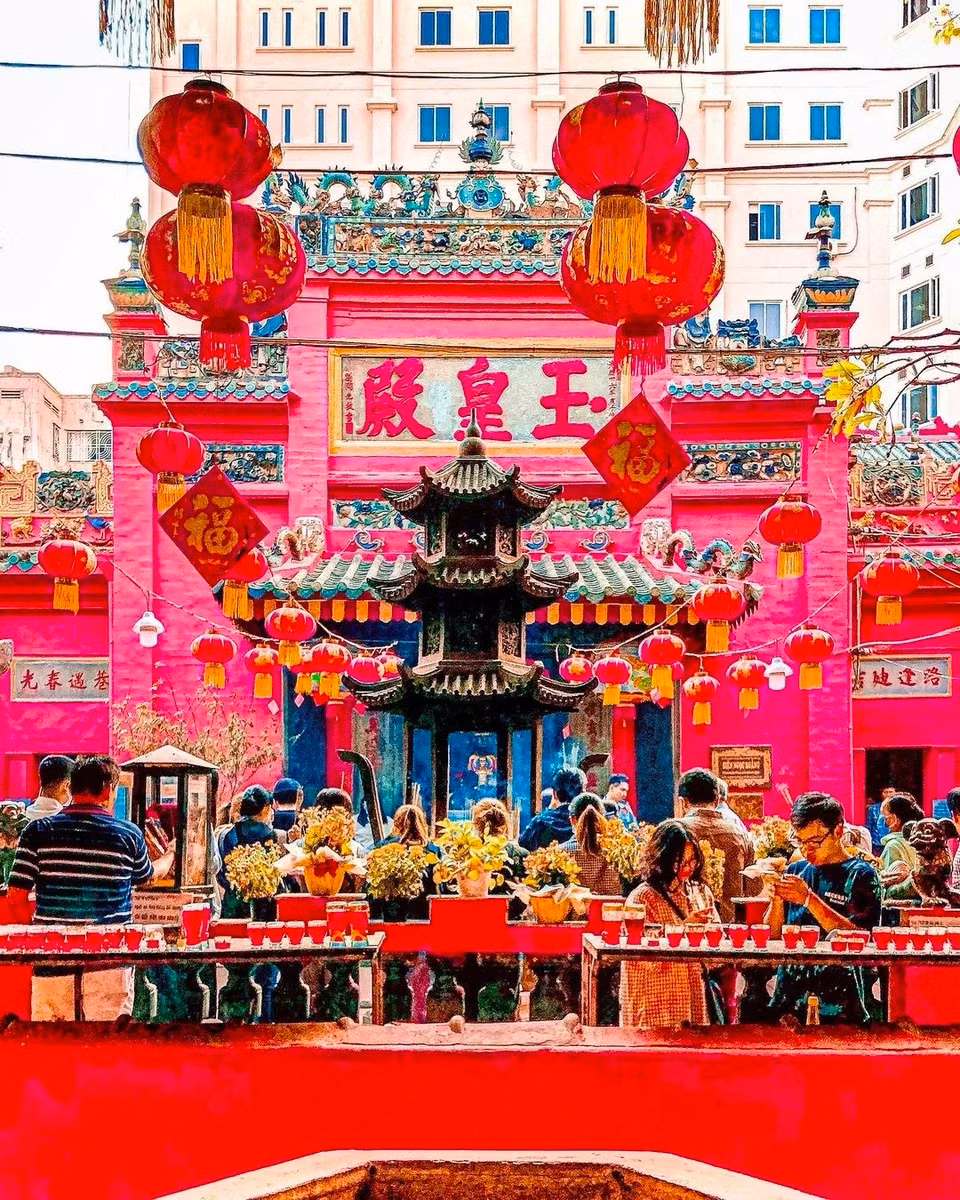 Chùa Ngọc Hoàng (TP.HCM): Chùa Ngọc Hoàng là ngôi chùa có tuổi đời hơn một thế kỷ với lối kiến trúc Hoa độc đáo. Chùa Phước Hải hay Ngọc Hoàng là địa điểm cầu tình duyên quen thuộc của người địa phương. Nhiều người tin rằng đến đây chỉ cần thành tâm thắp hương, khấn vái và chạm vào tượng ông Tơ, bà Nguyệt, đường tình duyên sẽ thuận lợi hơn. Ảnh: Wugrayn.