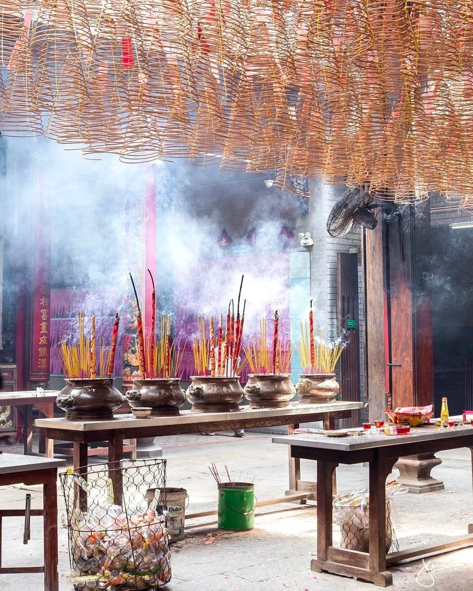 Bên cạnh đó, sự linh thiêng trong việc cầu duyên cũng thu hút đông đảo khách hành hương đến chùa. Ngoài những người còn cô đơn, các cặp đôi cũng đến đây cầu duyên với ước mong tình yêu của họ sẽ ngày càng bền chặt, đơm hoa kết trái. Ảnh: jennchanphotography.