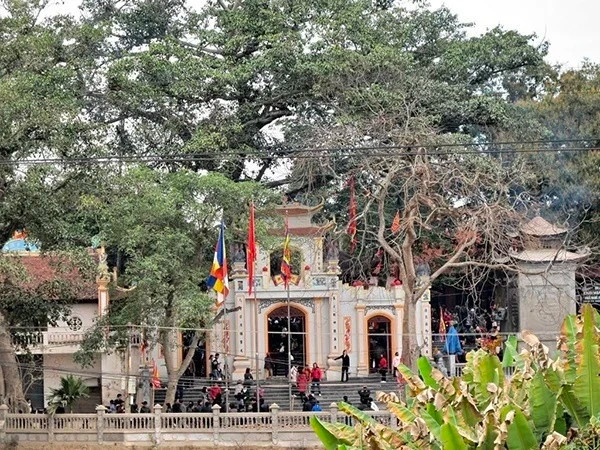 Đền Bắc Lệ (Lạng Sơn): Đây là ngôi đền cầu duyên nổi tiếng nhất tỉnh Lạng Sơn. Đền Bắc Lệ tọa lạc trên một quả đồi cao, xung quanh rợp bóng cây cổ thụ hàng trăm năm tuổi. Ngôi đền có lối kiến trúc bên trong lẫn bên ngoài đều mang đậm nét cổ kính rêu phong cùng với kiến trúc cổ xưa là những đồ cổ có giá trị như 9 bức tượng lớn nhỏ làm từ gỗ mít, những bức hoành phi, câu đối được chạm trổ tinh tế. Đây là nơi nhiều người tìm đến để cầu duyên với mong ước sớm tìm được người thương. Ảnh: DepPlus.