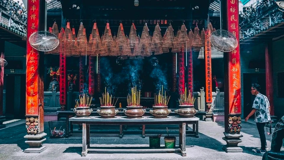 Ngoài việc đến chùa để vãng cảnh, tìm hiểu về kiến trúc và lịch sử về chùa của người Hoa, những người "lẻ bóng" cũng có thể đến đây để cầu duyên, hy vọng sớm tìm được nửa kia cho mình. Ảnh: ch.hien.