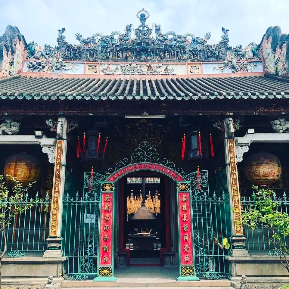 Chùa Bà Thiên Hậu (TP.HCM): Chùa Bà Thiên Hậu còn có tên gọi khác như chùa Bà Chợ Lớn, Phò Miếu. Đây là một trong những ngôi chùa có kiến trúc đẹp nhất Quận 5, khu Chợ Lớn. Ngôi chùa gần 300 năm tuổi này từng được công nhận là di tích kiến trúc nghệ thuật cấp quốc gia vào năm 1993. Ảnh: Vietnamlovely2020.