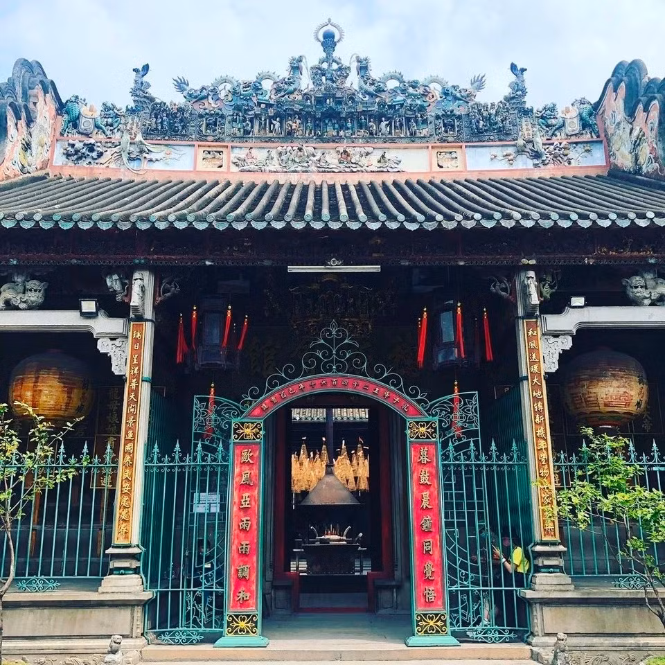 Chùa Bà Thiên Hậu (TP.HCM): Chùa Bà Thiên Hậu còn có tên gọi khác như chùa Bà Chợ Lớn, Phò Miếu. Đây là một trong những ngôi chùa có kiến trúc đẹp nhất Quận 5, khu Chợ Lớn. Ngôi chùa gần 300 năm tuổi này từng được công nhận là di tích kiến trúc nghệ thuật cấp quốc gia vào năm 1993. Ảnh: Vietnamlovely2020.