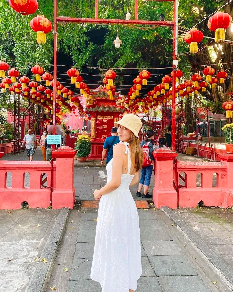 Chùa Ngọc Hoàng từng được nhà nước công nhận là di sản kiến trúc nghệ thuật cấp quốc gia. Trong chùa còn có điện thờ Phật Dược Sư để khách cầu sức khỏe, điện Thần Tài giúp tài, lộc mau tới. Mỗi mùa Valentine, ngôi chùa thu hút giới trẻ đến vãn cảnh, cầu duyên. Ảnh: cocosachs.