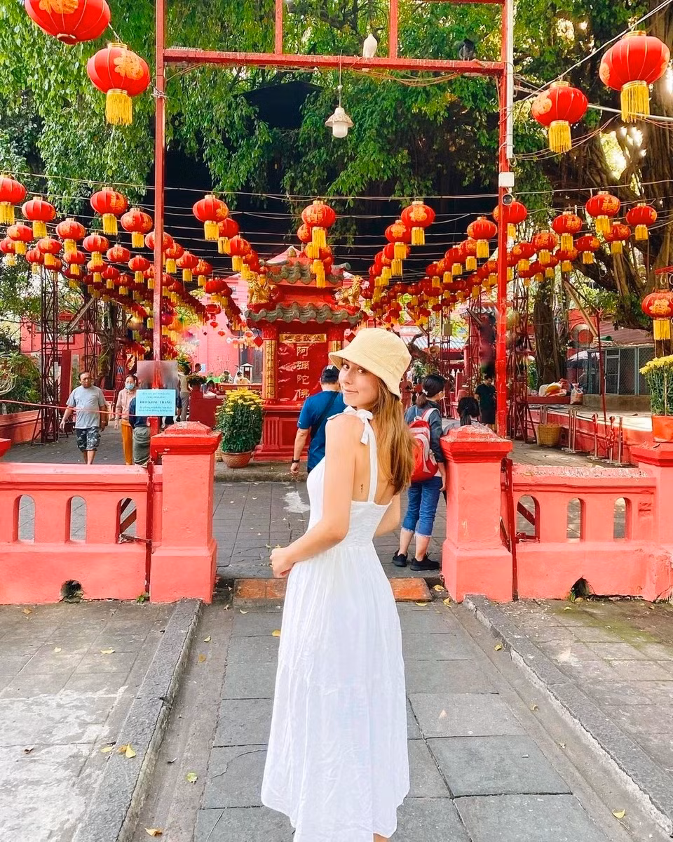 Chùa Ngọc Hoàng từng được nhà nước công nhận là di sản kiến trúc nghệ thuật cấp quốc gia. Trong chùa còn có điện thờ Phật Dược Sư để khách cầu sức khỏe, điện Thần Tài giúp tài, lộc mau tới. Mỗi mùa Valentine, ngôi chùa thu hút giới trẻ đến vãn cảnh, cầu duyên. Ảnh: cocosachs.