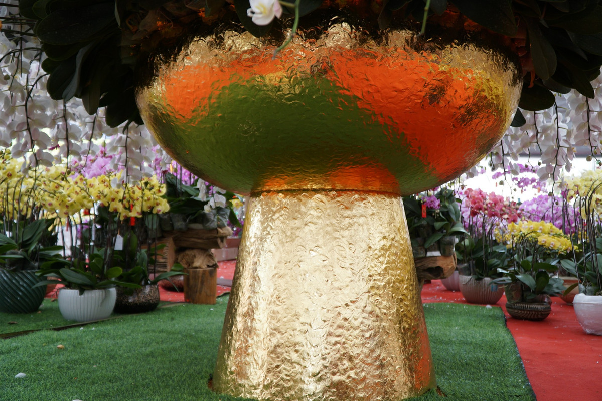 Phần chậu hoa được dát vàng 24K với giá trị hơn 150 triệu đồng