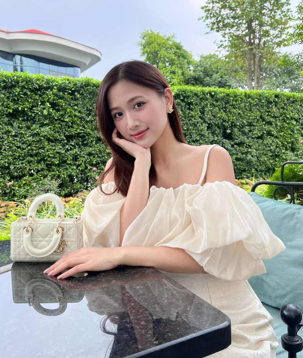 Hoa khoi thanh lich Ha Noi mac ao tam dep “gay me